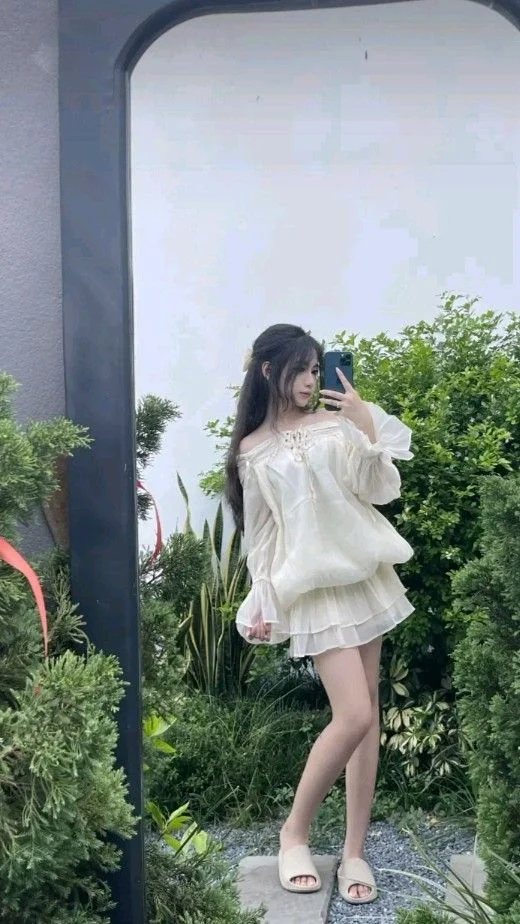 Gái xinh không mặc áo blouse trắng, tự tin tạo dáng trước gương