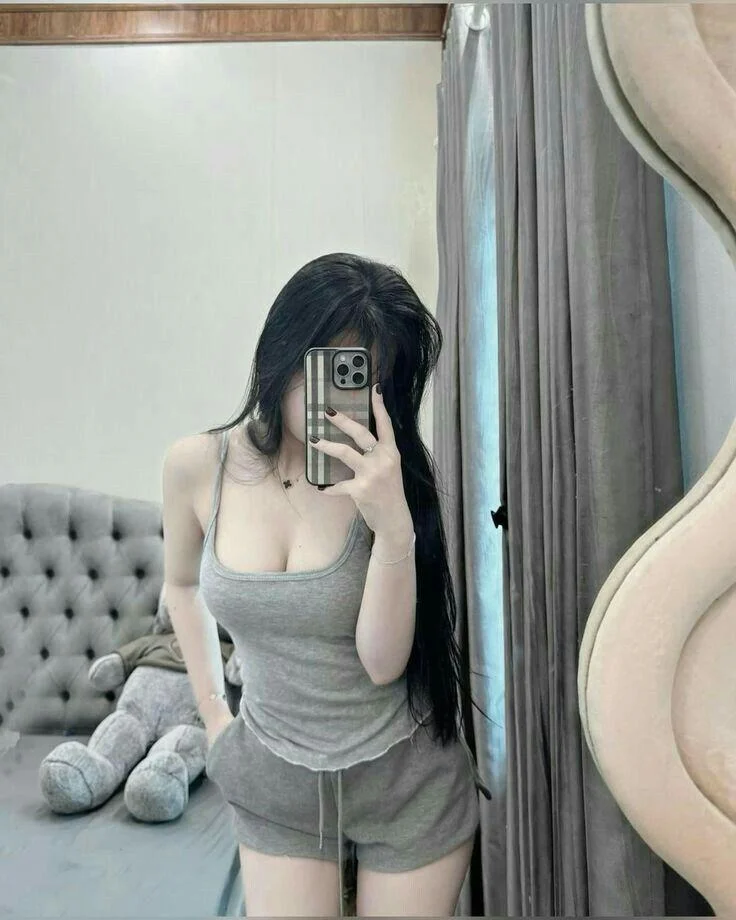 Ảnh gái xinh không mặc áo trong bộ đồ công sở