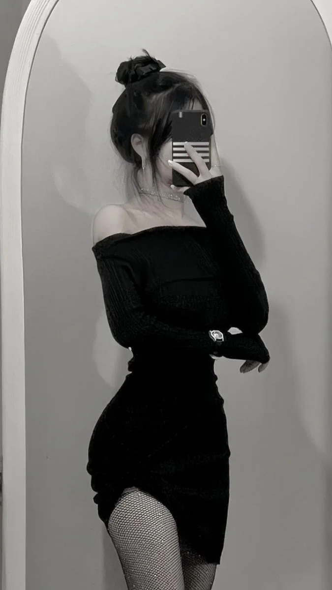 Cô gái mặc áo crop top và váy ôm sành điệu trong không gian nội thất