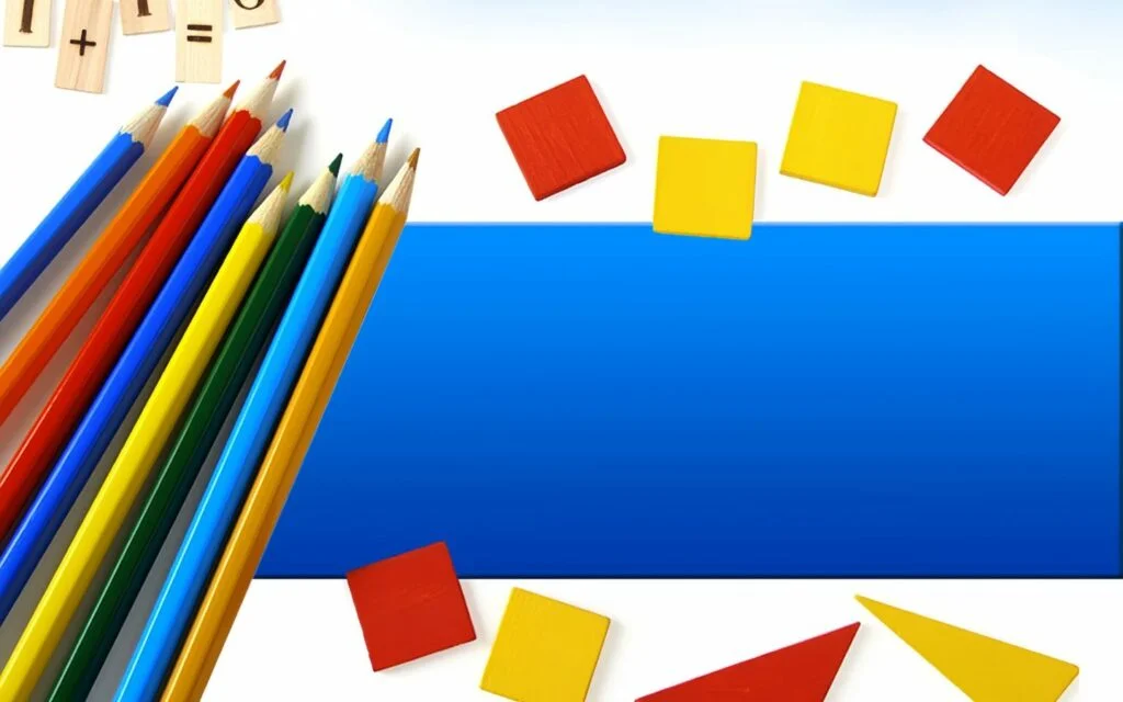 Nền PowerPoint sáng tạo với nhiều bút chì màu và các hình khối giấy màu