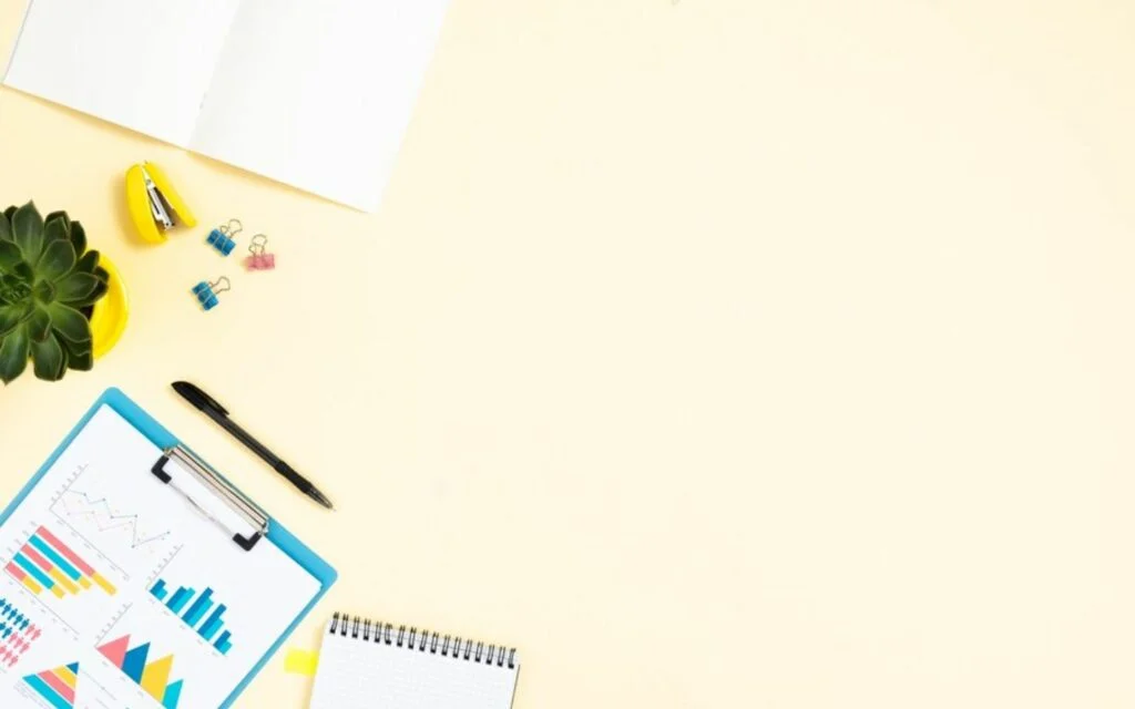 Hình nền PowerPoint văn phòng với sổ tay, bút và biểu đồ trên nền sáng