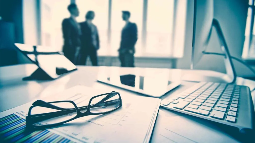 Hình nền PowerPoint văn phòng với kính mắt, máy tính xách tay và bàn làm việc