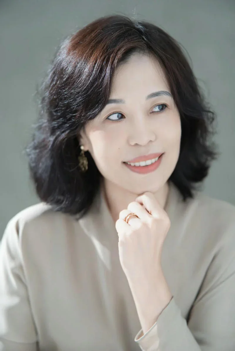 Uốn xoăn sóng lọn to cho phụ nữ trung niên tóc ngắn