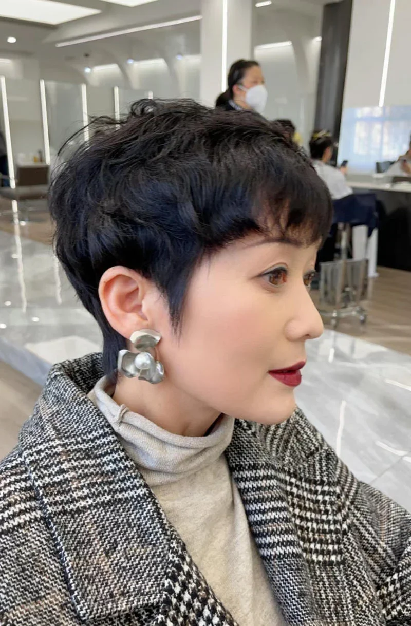 Kiểu tóc tém uốn xoăn nữ trung niên
