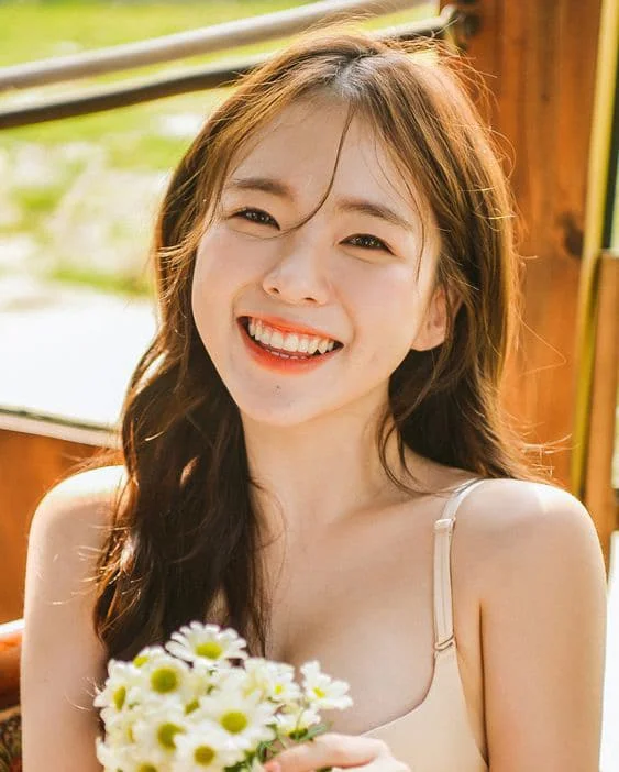hình gái đẹp với nụ cười rạng rỡ và bó hoa tươi tắn