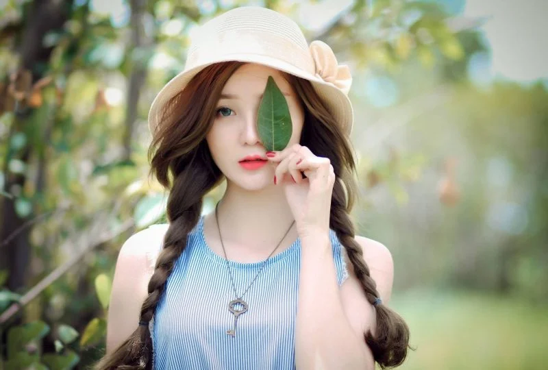 hình nền girl xinh tạo dáng cùng lá cây