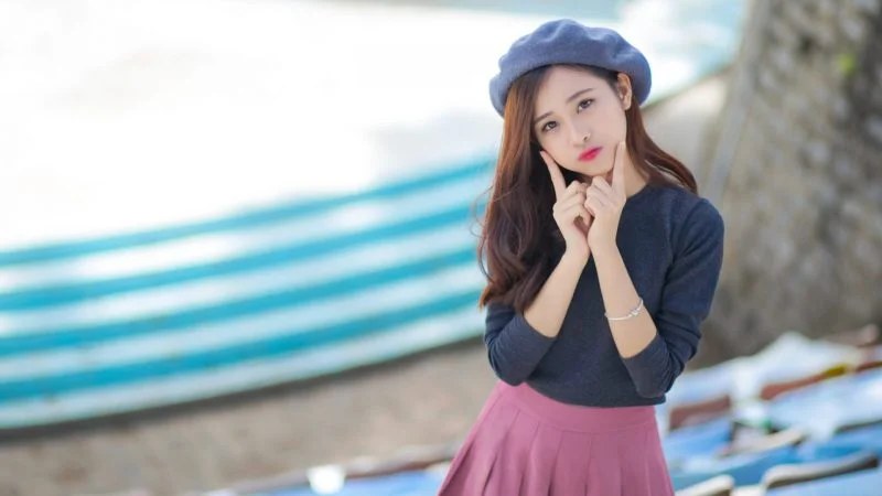 hình nền girl xinh đưa tay lên má