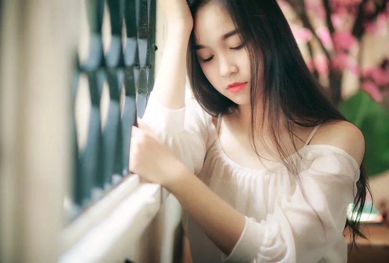 hình nền hot girl chống tay lên đầu