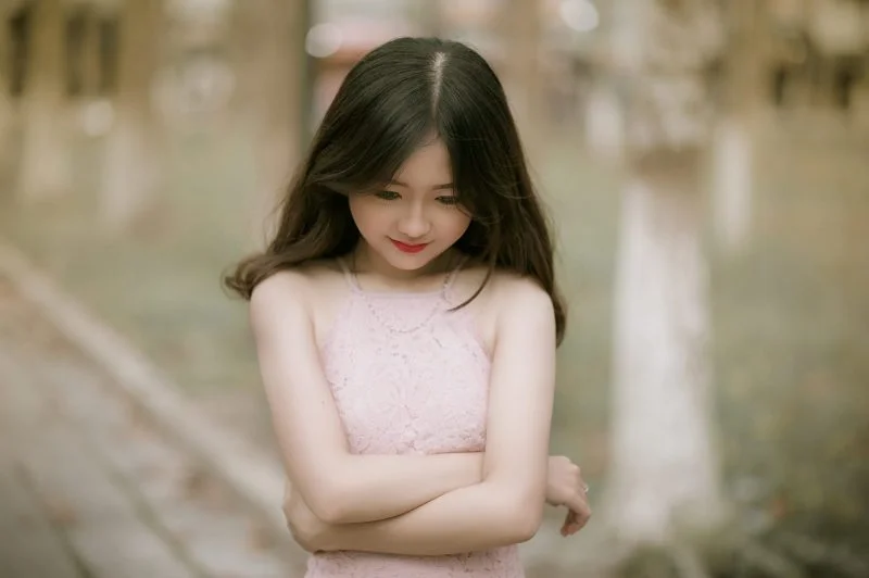 hình nền gái xinh khoanh tay