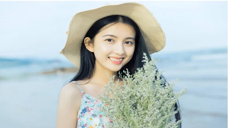 hình nền gái xinh tạo dáng với bó hoa
