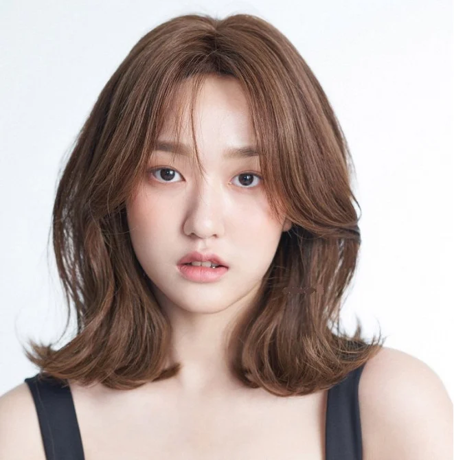 Nữ với kiểu tóc ngắn uốn ondas màu nâu tự nhiên, hình ảnh minh họa cho từ khóa uốn tóc ngắn.