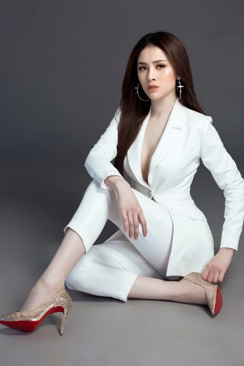 Cuộc thi "Người mẫu Thời trang Việt Nam" Thư Dung tham gia từng vướng lùm xùm