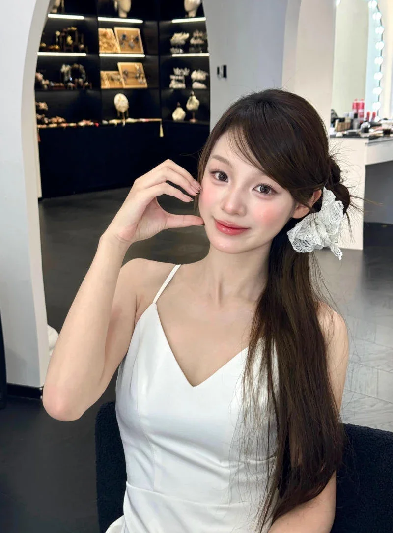 Toplist những kiểu tóc đi tiệc cho mặt tròn xinh đẹp, cuốn hút nhất