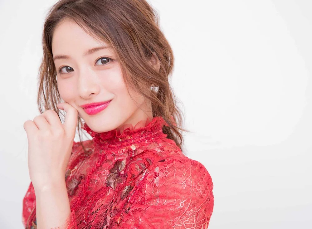 Hình ảnh cute nữ với cô gái trẻ mỉm cười duyên dáng trong chiếc váy ren đỏ trên nền trắng