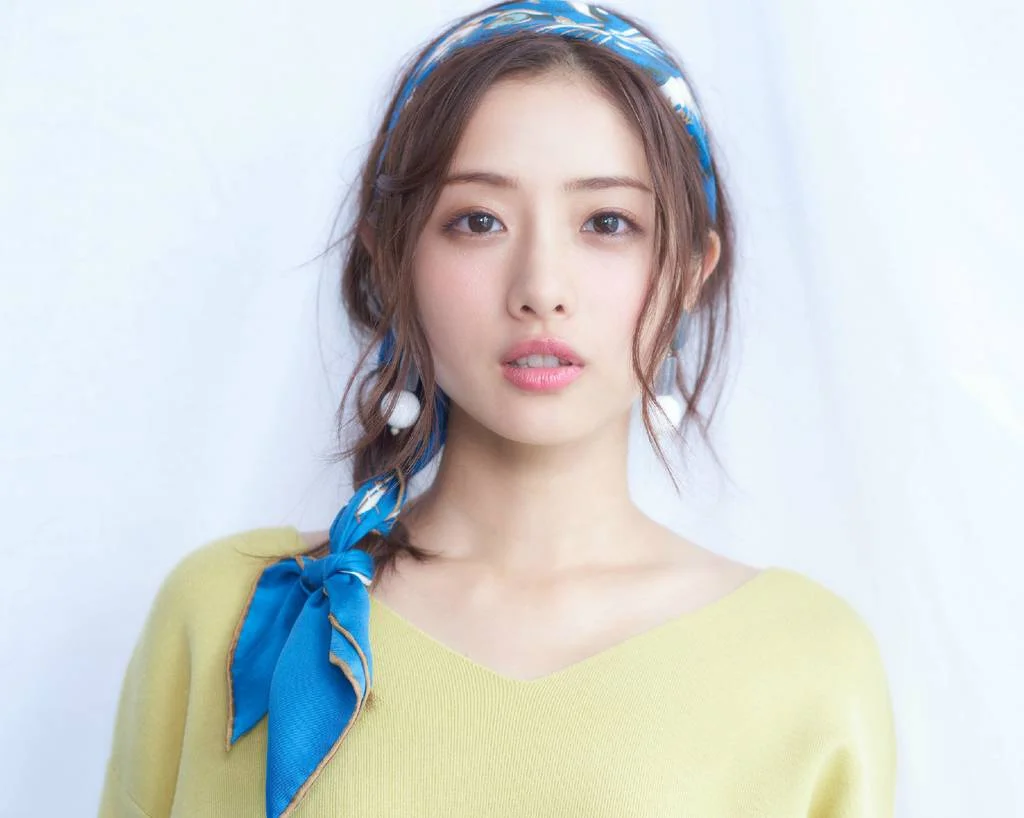 Hình ảnh cute nữ với cô gái trẻ đeo khăn turban xanh dương và mặc áo vàng nhạt trên nền trắng