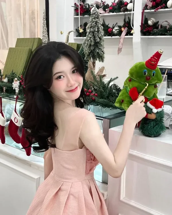 Ảnh gái xinh rạng ngời với màu pinky.