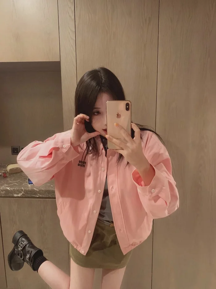 Ảnh gái xinh mặc pinky che mặt