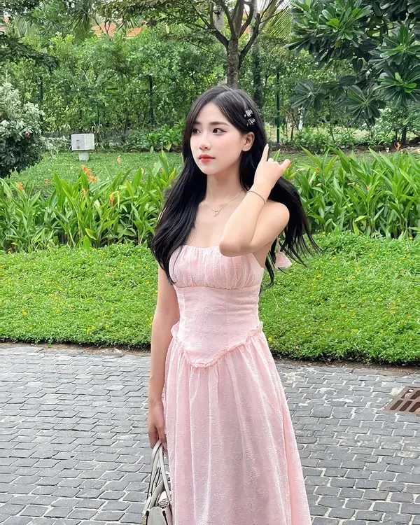Chiêm ngưỡng ảnh gái xinh diện đồ pinky xinh xắn.