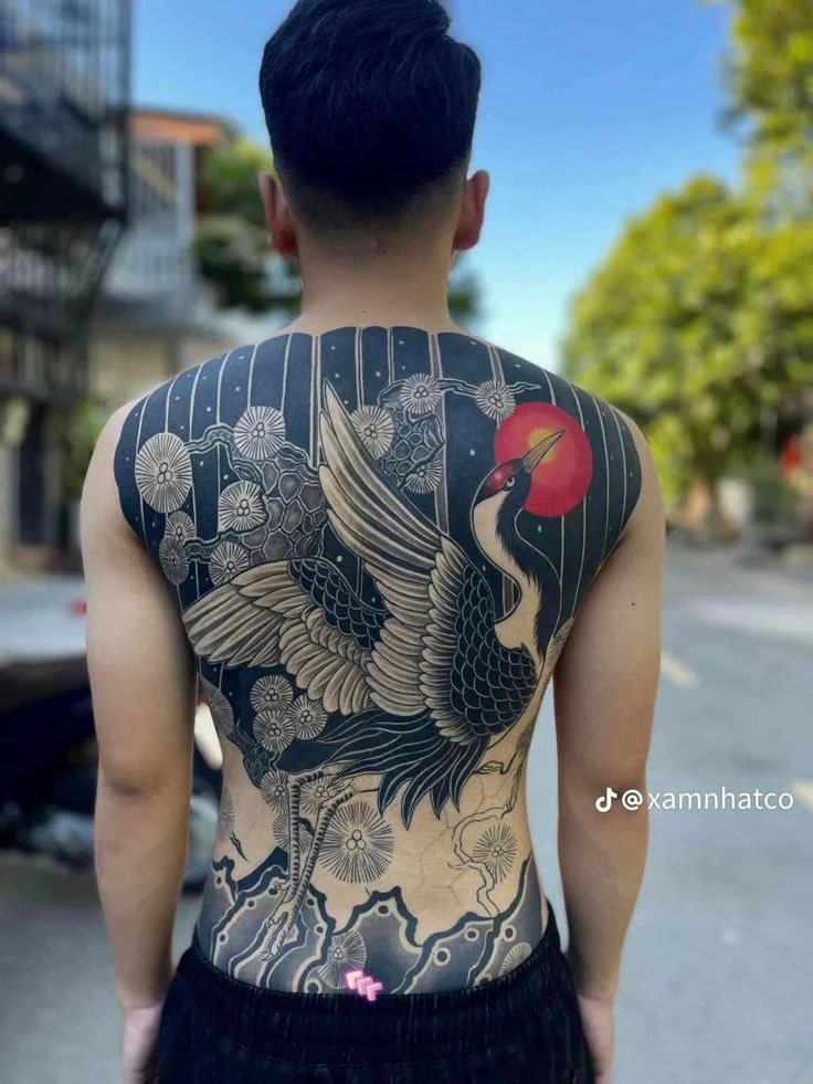 Người đàn ông sở hữu hình xăm full lưng với họa tiết chim hạc và mặt trời đỏ ấn tượng