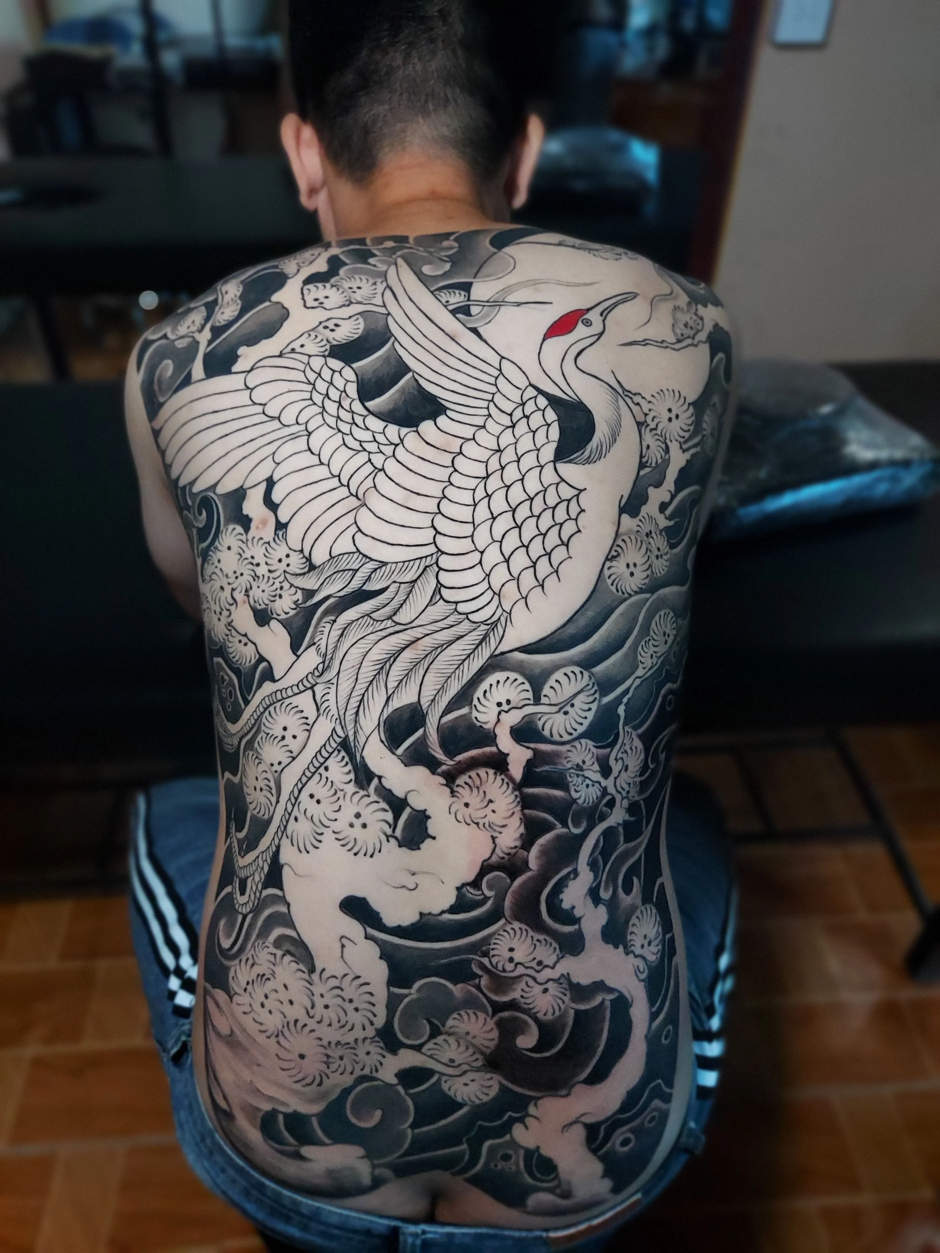 Người đàn ông sở hữu hình xăm full lưng chim hạc phong cách Nhật Bản ấn tượng