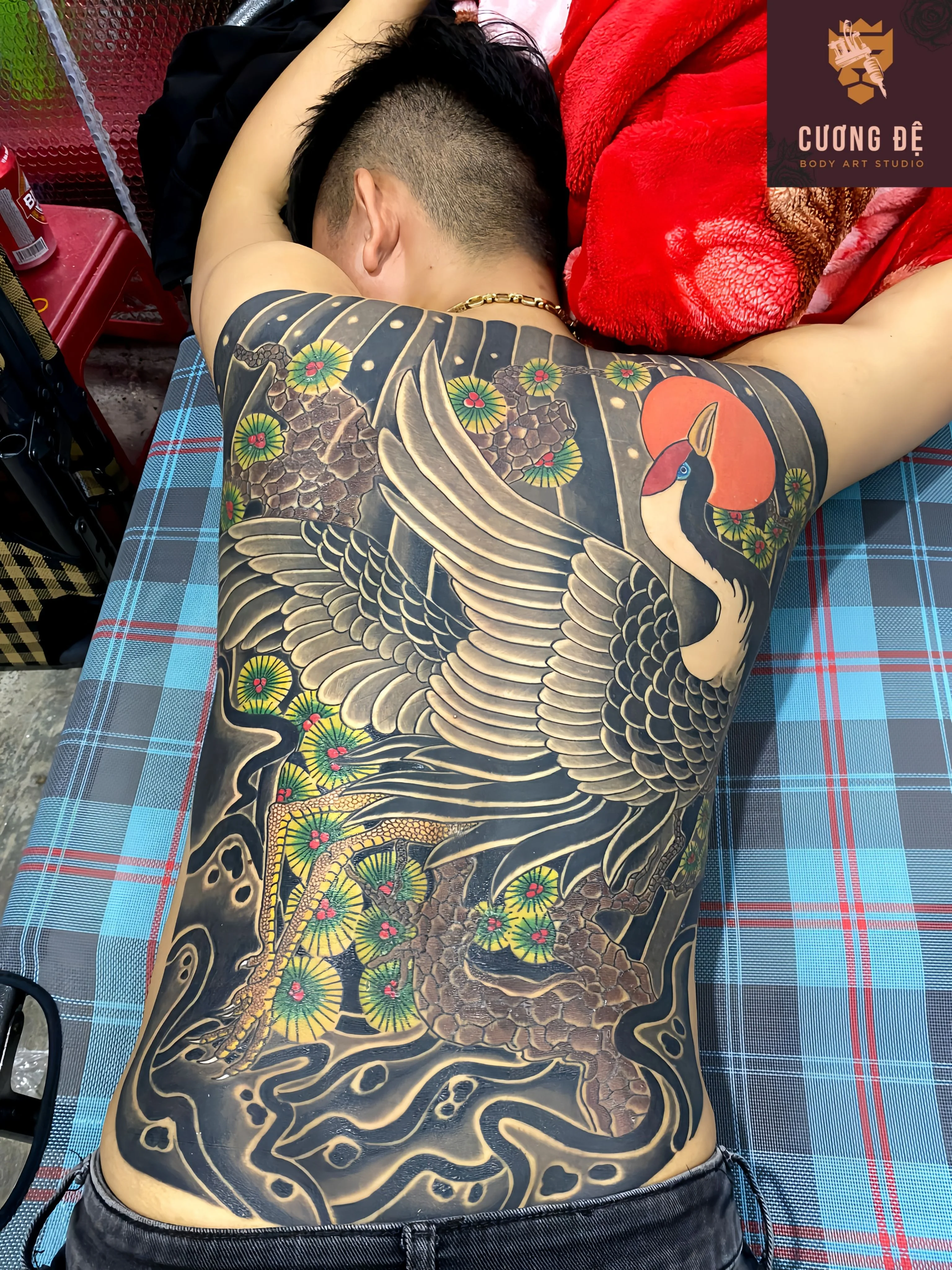 Mẫu hình xăm full lưng họa tiết chim hạc phong cách Nhật Bản ấn tượng