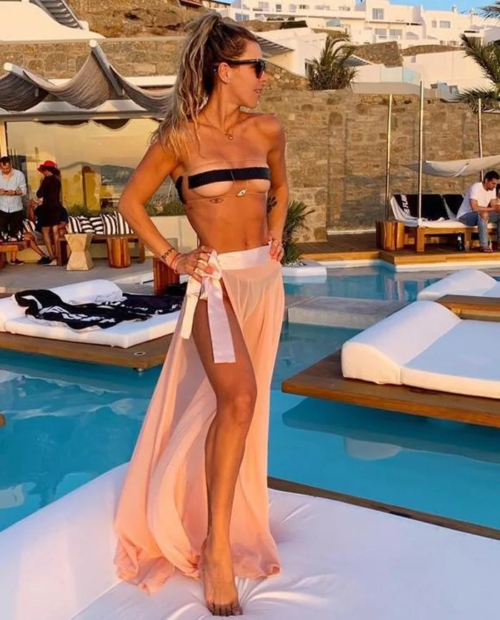 Blogger thời trang Camila Guper mặc bộ bikini táo bạo trong kỳ nghỉ ở Mykonos, Hy Lạp.