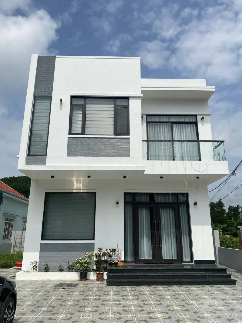hình ảnh ngôi nhà hai tầng hiện đại với thiết kế tối giản và sang trọng